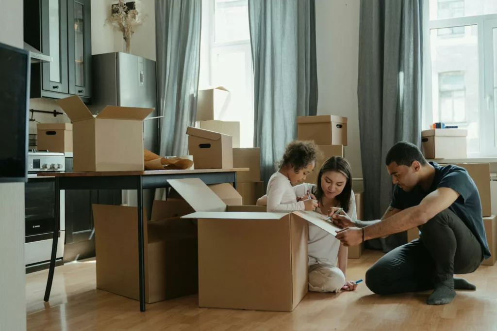 Famille qui emménage dans un nouvel appartement